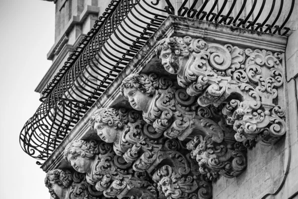 Statue ornamentali barocche sotto i balconi — Foto Stock