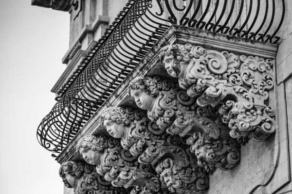 Baroque ornamental statues under the balconies — Stock Photo, Image