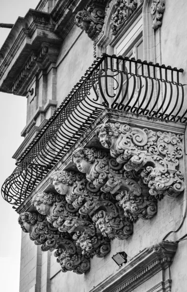 Baroque ornamental statues under the balconies — Stock Photo, Image