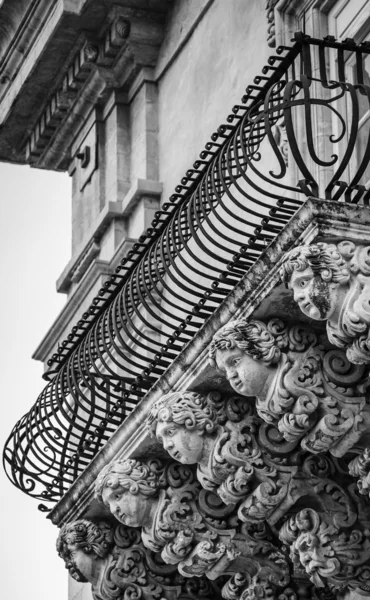 Барокові декоративні статуї під балконами — стокове фото