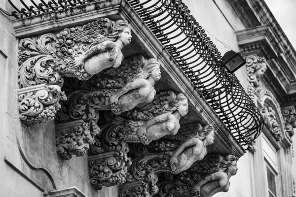 Estatuas ornamentales barrocas bajo los balcones —  Fotos de Stock