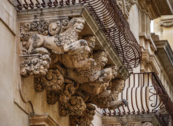 バルコニーの下でバロック装飾的な彫像 — ストック写真