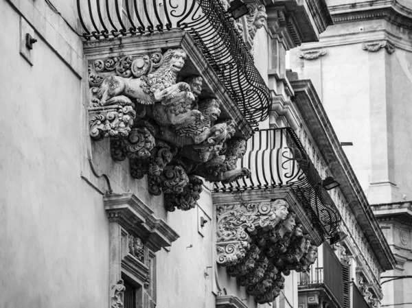 Estátuas ornamentais barrocas sob as varandas — Fotografia de Stock