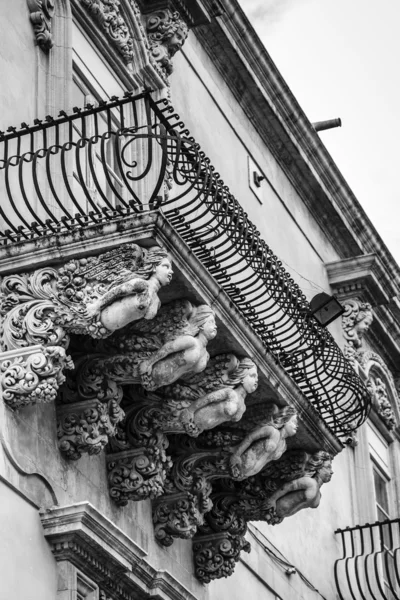 Barokowe rzeźby ozdobne pod balkonem — Zdjęcie stockowe