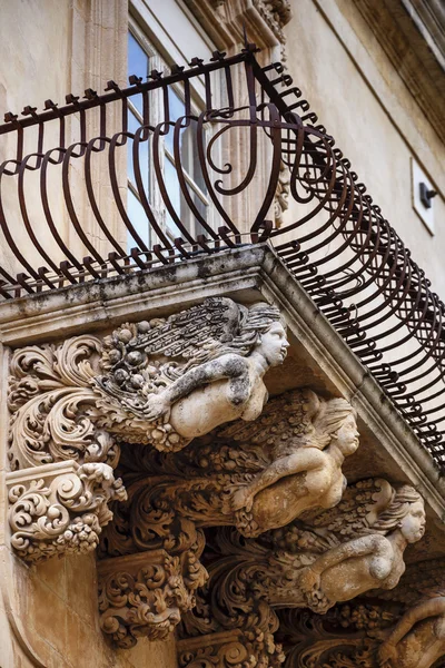 Statues ornementales baroques sous les balcons — Photo