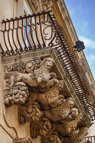 Estatuas ornamentales barrocas bajo los balcones — Foto de Stock