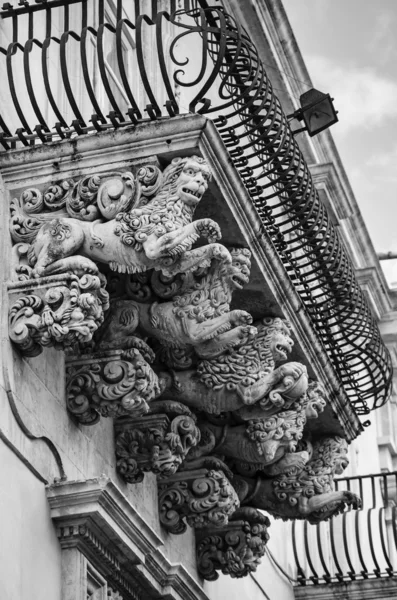 Estatuas ornamentales barrocas bajo los balcones — Foto de Stock