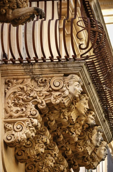 Statuii ornamentale baroce sub balcoane — Fotografie, imagine de stoc