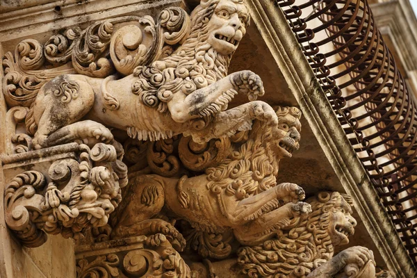 Baroque ornamental statues under the balconies — Stock Photo, Image