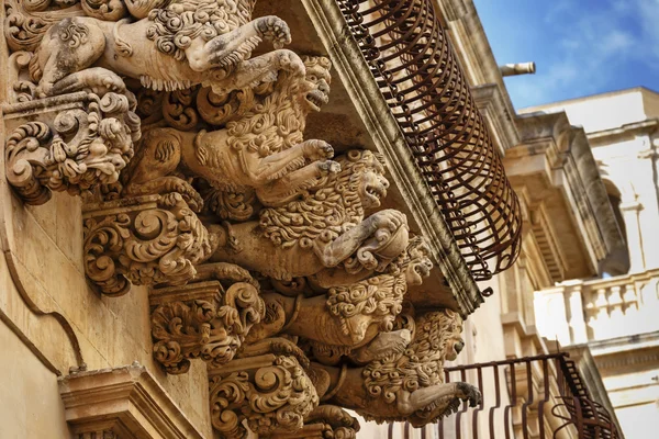Μπαρόκ διακοσμητικά αγάλματα κάτω από τα μπαλκόνια — Φωτογραφία Αρχείου