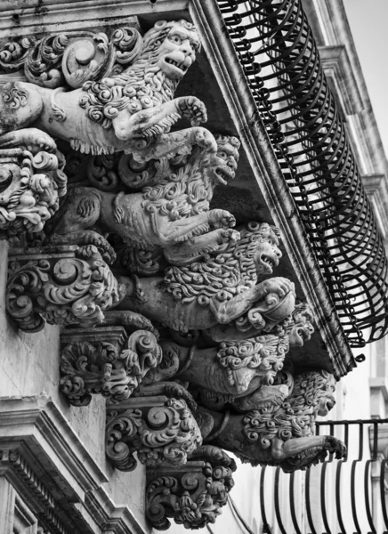 Estátuas ornamentais barrocas sob as varandas — Fotografia de Stock