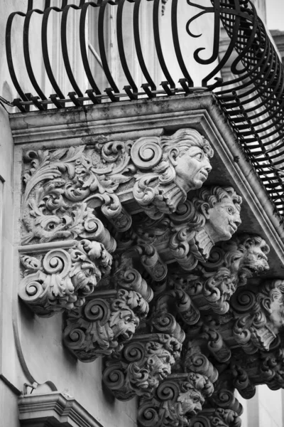 Barocke Zierstatuen unter den Balkonen — Stockfoto