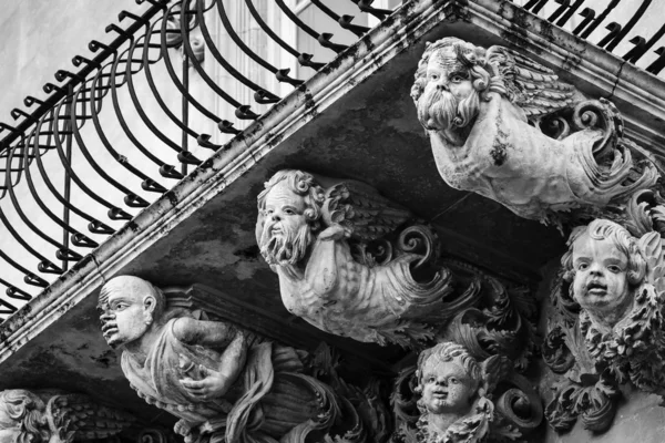 Baroque ornamental statues under the balconies — Stock Photo, Image