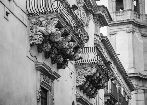 Estátuas ornamentais barrocas sob as varandas — Fotografia de Stock