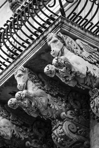 巴洛克式观赏雕像下的阳台 — 图库照片