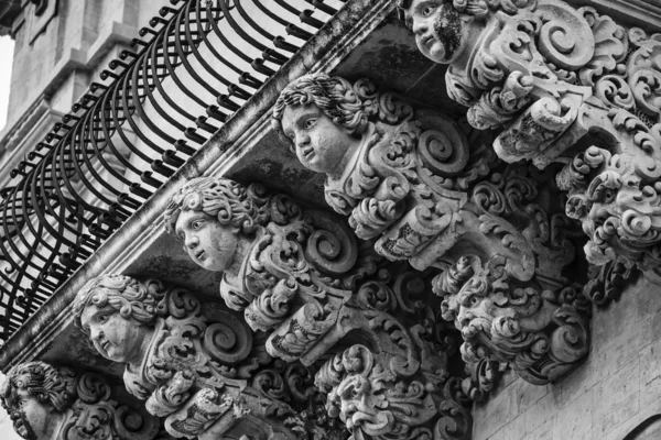 Barock dekorativ statyer under balkongerna — Stockfoto