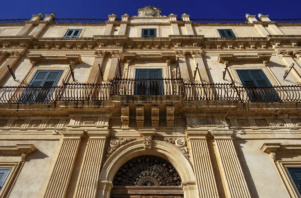 Façade de bâtiment baroque — Photo