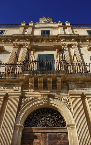 Façade de bâtiment baroque — Photo