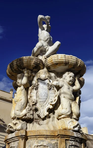 Beskåda av den barocka Herkules fontänen — Stockfoto