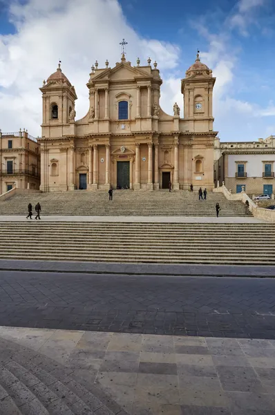 Vista de la fachada barroca de la Catedral de S. Nicolo — Foto de Stock