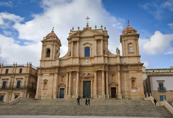 Vista de la fachada barroca de la Catedral de S. Nicolo — Foto de Stock