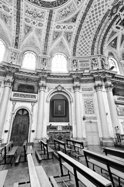 Włochy, Sycylia, scicli, Katedra barokowy widok wnętrza św. — Zdjęcie stockowe