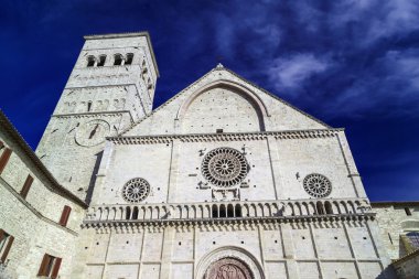 İtalya, umbria, assisi, neoklasik st. rufino katedral cephe ve çan kulesi