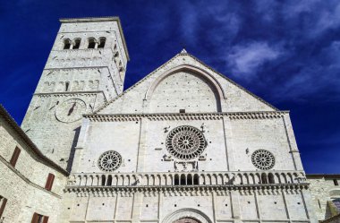 İtalya, umbria, assisi, neoklasik st. rufino katedral cephe ve çan kulesi