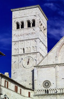 İtalya, umbria, assisi, neoklasik st. rufino katedral cephe ve çan kulesi