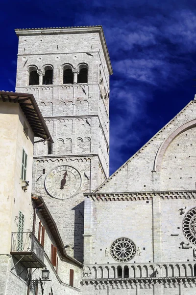 Italy, Umbria, Assisi, neoclassic St. Rufino Cathedral facade and bell tower — Stock Photo, Image