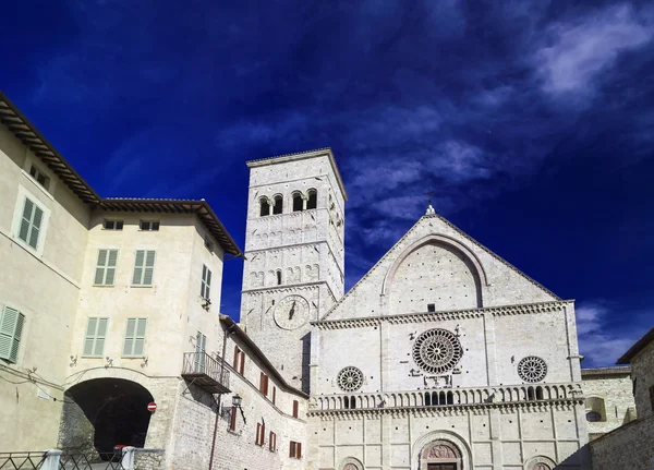 イタリア、ウンブリア、アッシジ、ネオクラシック様式のサン ルフィーノ大聖堂のファサードと鐘楼 — ストック写真