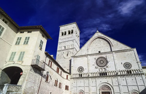 Італія, Умбрія, Ассізі, неокласичного Санкт Руфіно фасад костелу та дзвіниця — стокове фото