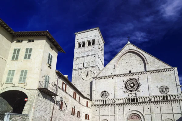 Italy, Umbria, Assisi, neoclassic St. Rufino Cathedral facade and bell tower — Stock Photo, Image