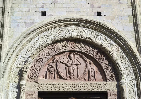Италия, Умбрия, Ассизи, неоклассический фасад собора Святого Руфино — стоковое фото
