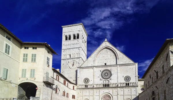 Italy, Umbria, Assisi, neoclassic St. Rufino Cathedral facade — Stock Photo, Image