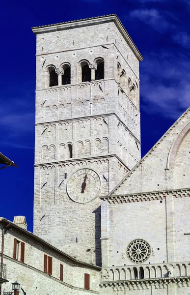 Itália, Úmbria, Assis, neoclássico Catedral de São Rufino fachada e torre sineira — Fotografia de Stock