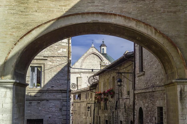 Italia, Umbría, Asís, edificios antiguos y la fachada neoclásica de la Catedral de San Rufino —  Fotos de Stock