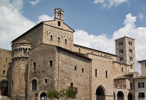 Itálie, anagni, středověká st. mary Katedrální průčelí a zvonice — Stock fotografie