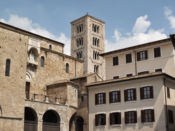 Itália, Anagni, fachada medieval da Catedral de Santa Maria e torre sineira — Fotografia de Stock