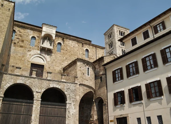 Itália, Anagni, fachada medieval da Catedral de Santa Maria e torre sineira — Fotografia de Stock