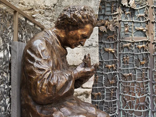 Italy, Anagni, medieval St. Mary Cathedral, bronze statue — Stock Photo, Image