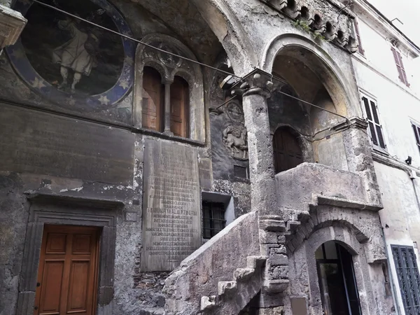 Italia, Lazio, Anagni, vista de la fachada medieval del edificio Barnekow — Foto de Stock