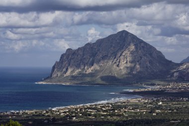 İtalya, Sicilya, cofano Dağı manzarasına ve tiren kıyı şeridi erice dan