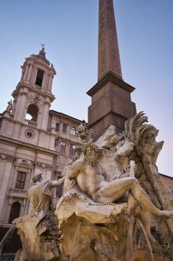 İtalya, lazio, Roma, navona Meydanı ' nda dört nehir çeşme ve Barok sant'agnese içinde gün batımında agone kilise cephe görünümü