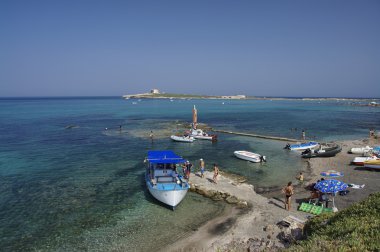 Italy, Sicily, Portopalo - people on the beach clipart