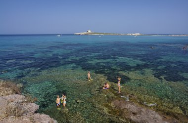 İtalya, Sicilya, portopalo - deniz banyosu n alan insanlar