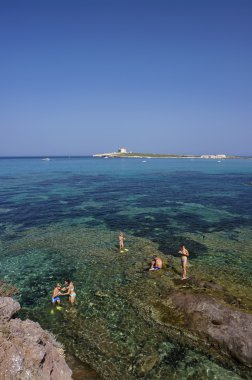 İtalya, Sicilya, portopalo - deniz banyosu n alan insanlar