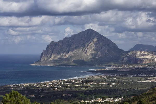 Italia, Sicilia, vista del monte Cofano y la costa tirrena desde Erice —  Fotos de Stock