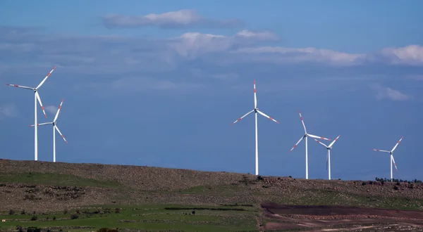 İtalya, Sicilya, agrigento eyaletinde, kırsal, çimen enerjisi türbinleri — Stok fotoğraf