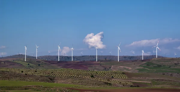 イタリア、シチリア島、アグリジェント州の田園地帯、風力エネルギー タービン — ストック写真